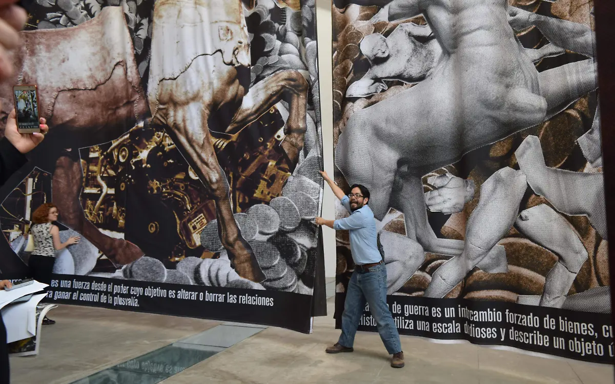 El objetivo es que los visitantes interactúen con los telones y descubran nuevas historias