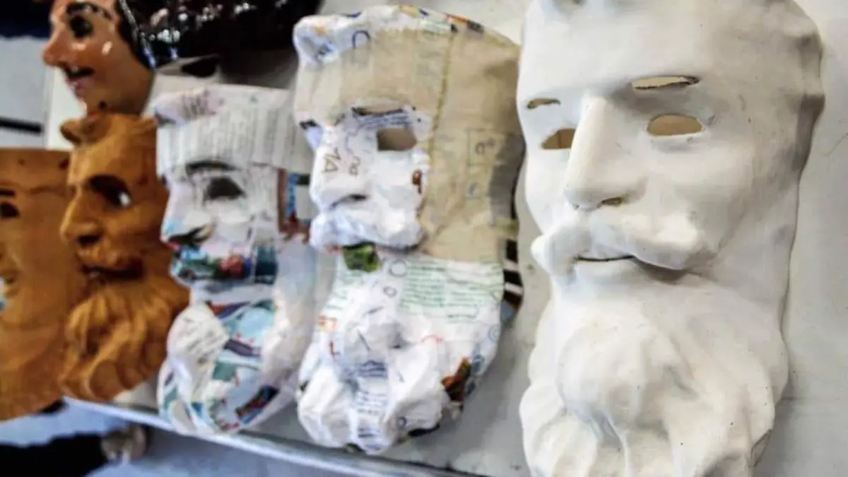 Los participantes se preparan para presentar sus piezas.