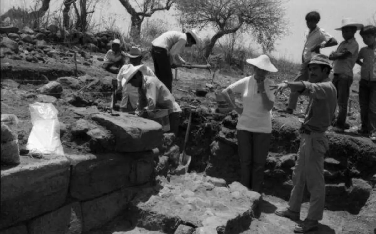 Arqueólogo Raúl Arana en el sitio arqueológico Chalcatzingo. No