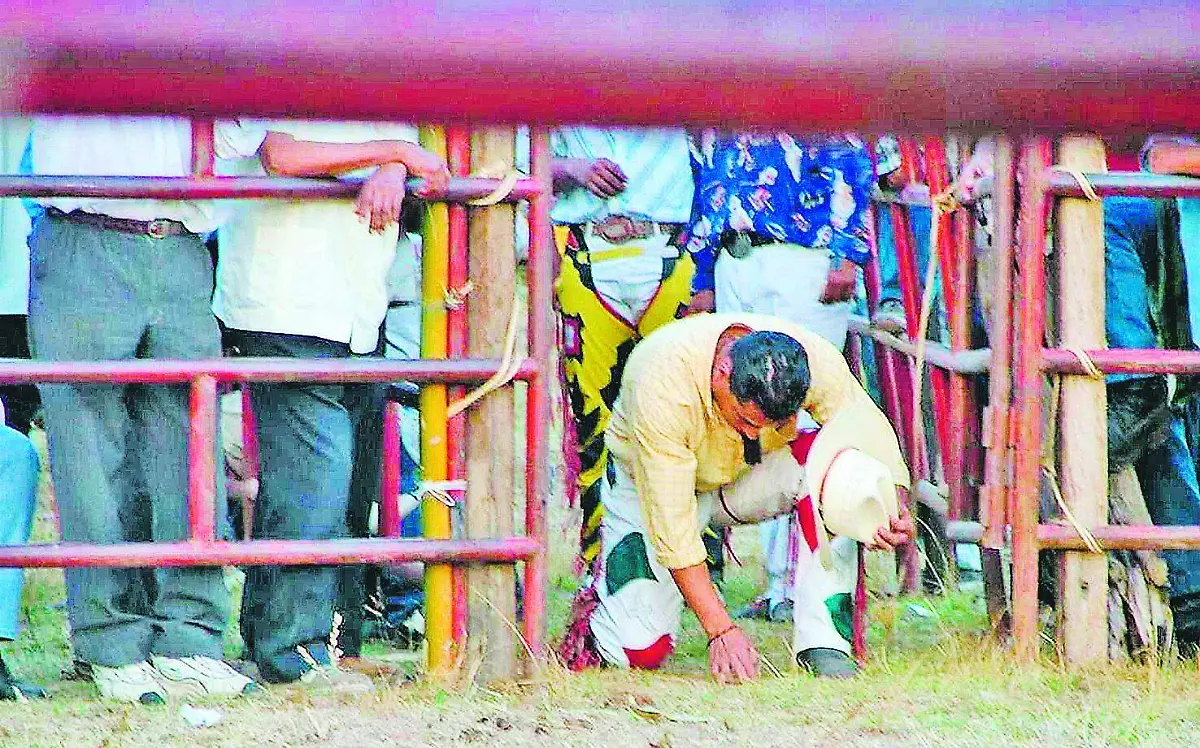 Montador en su ritual de protección para la monta. Ocotepec, Morelos. Marzo 2005. Luis Miguel Morayta Mendoza.