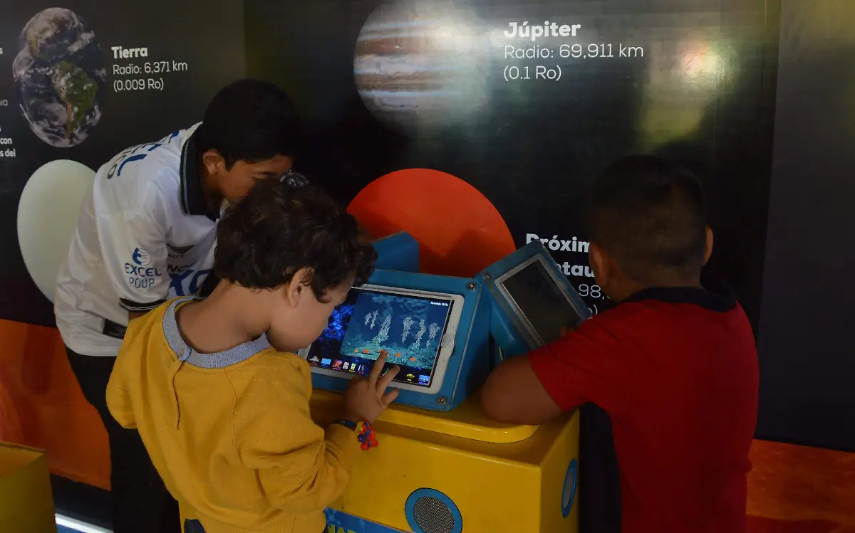 Menores interactúan con la tecnología