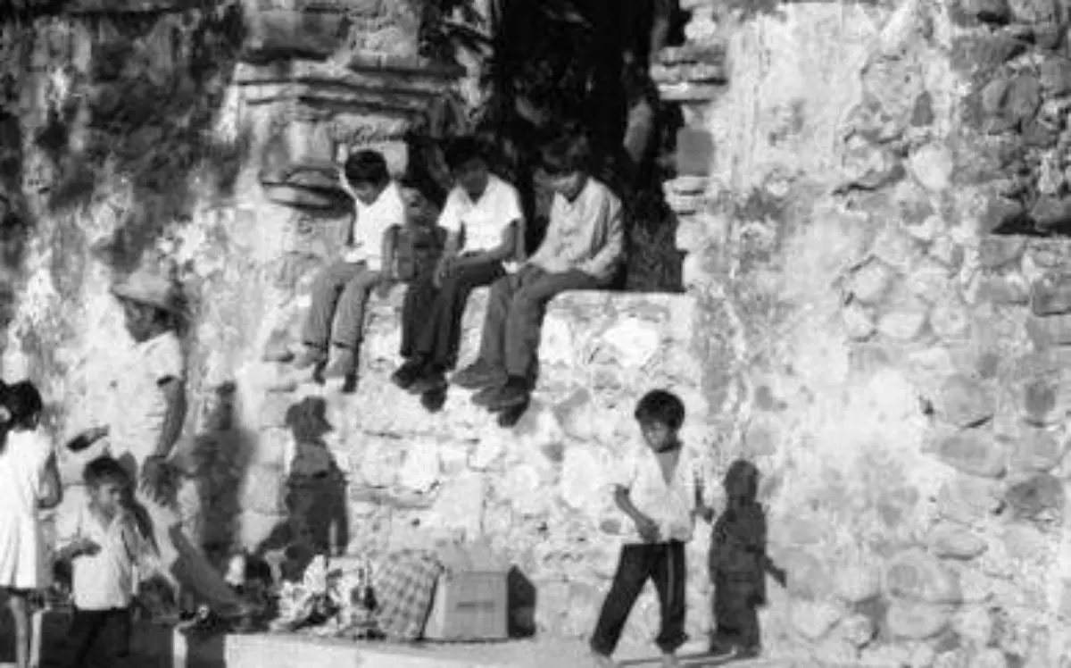 Niños en arco de acceso a la parroquia de San Mateo. Chalcatzingo, 1972-1974. No