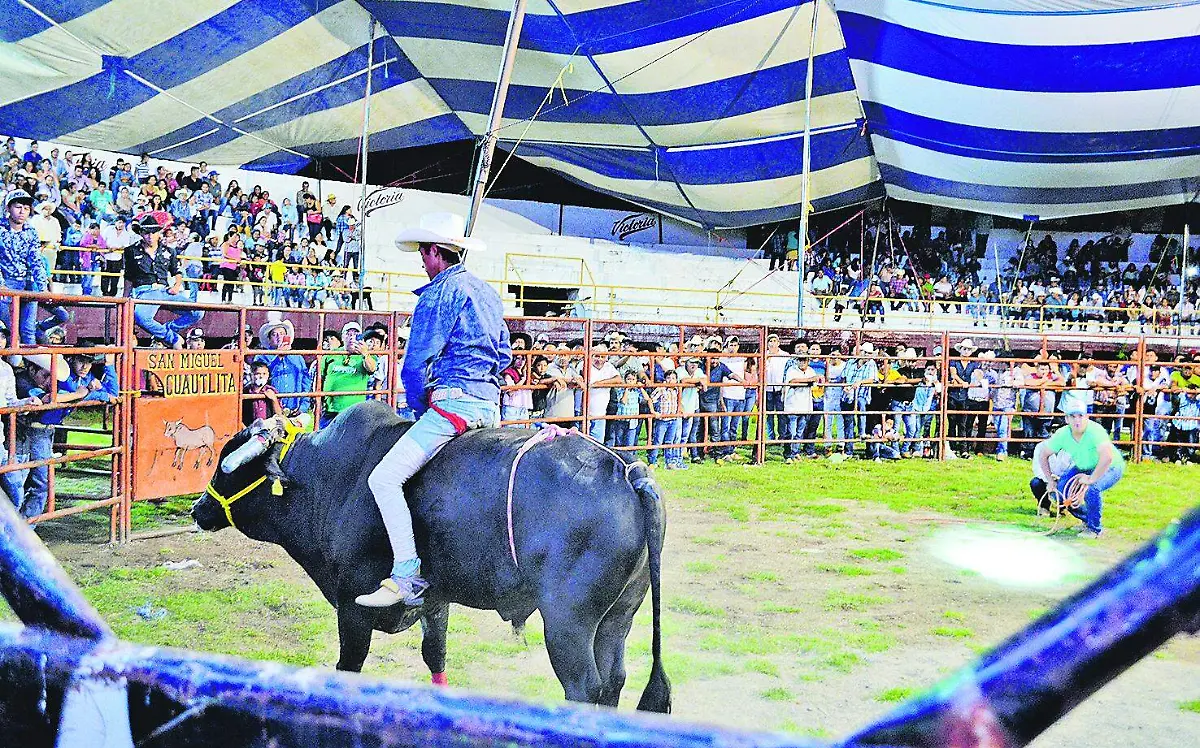 Publico observando la corrida desde el redil. Mazatepec, Morelos. Abril 2018