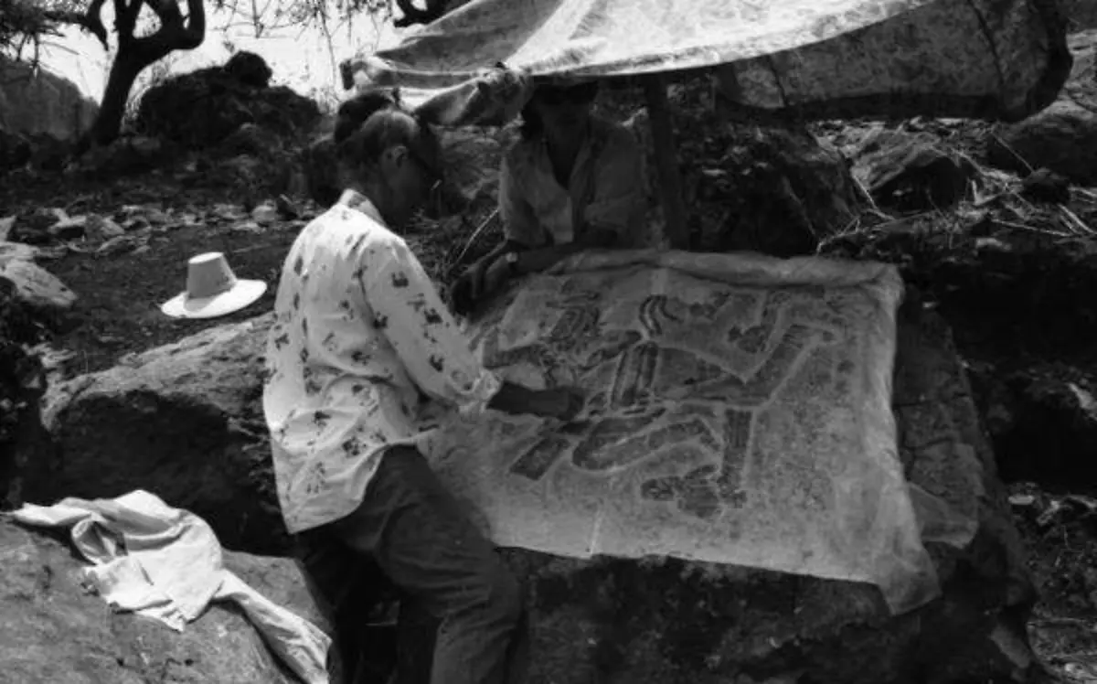 Chappie Angulo aplicando la técnica japonesa Takahon en el petrograbado “El Volador”, Chalcatzingo. No