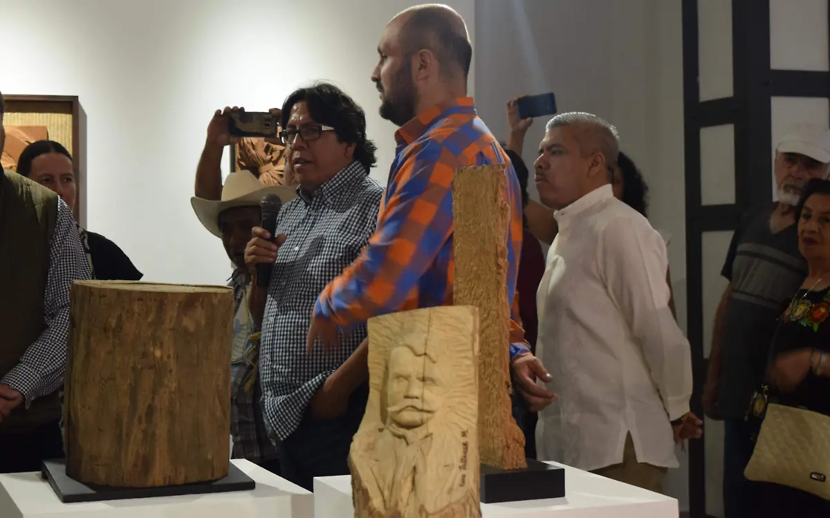 El artista brindó un recorrido por la muestra, explicando su obra.