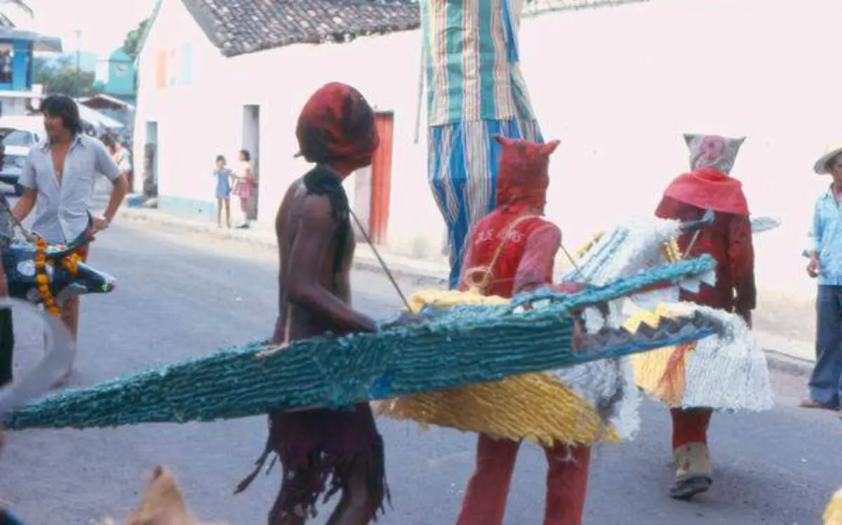 Recorriendo las calles durante la mojiganga. Mazatepec, Morelos