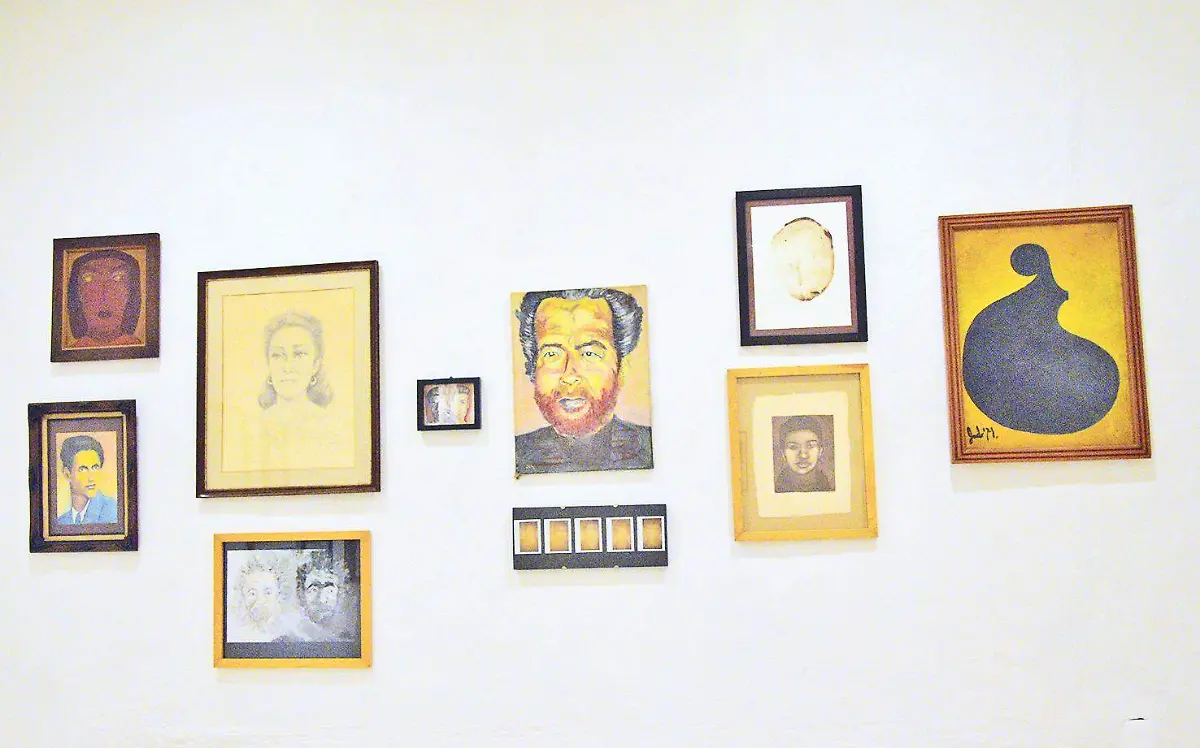 Retratos y autorretratos, dan una sensación muy hogareña a la sala del museo