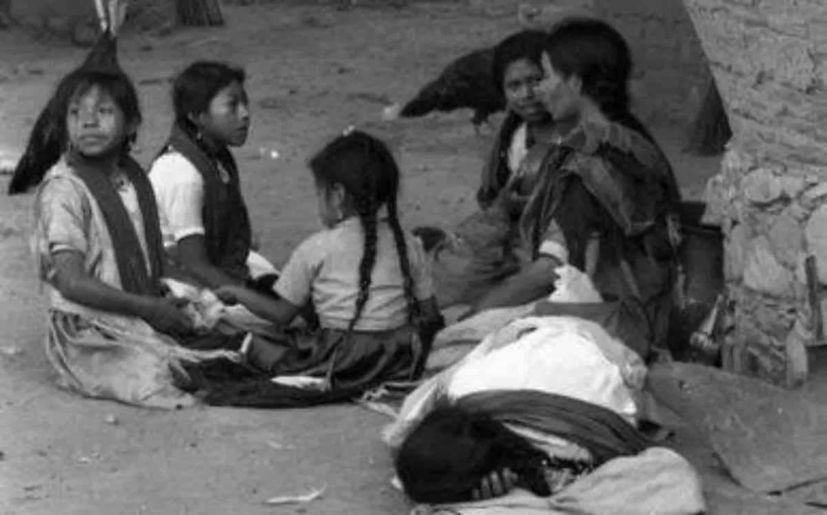 Familia en patio. Chalcatzingo, 1972-1974. No