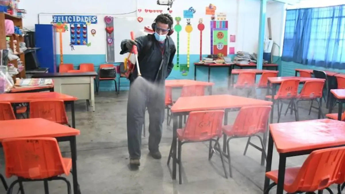 Desinfectan escuelas ante eventual regreso a clases