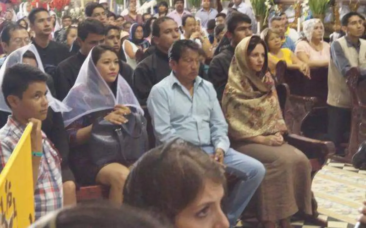 La gente asiste con copias de los cantos gregorianos para poder participar en la homilía