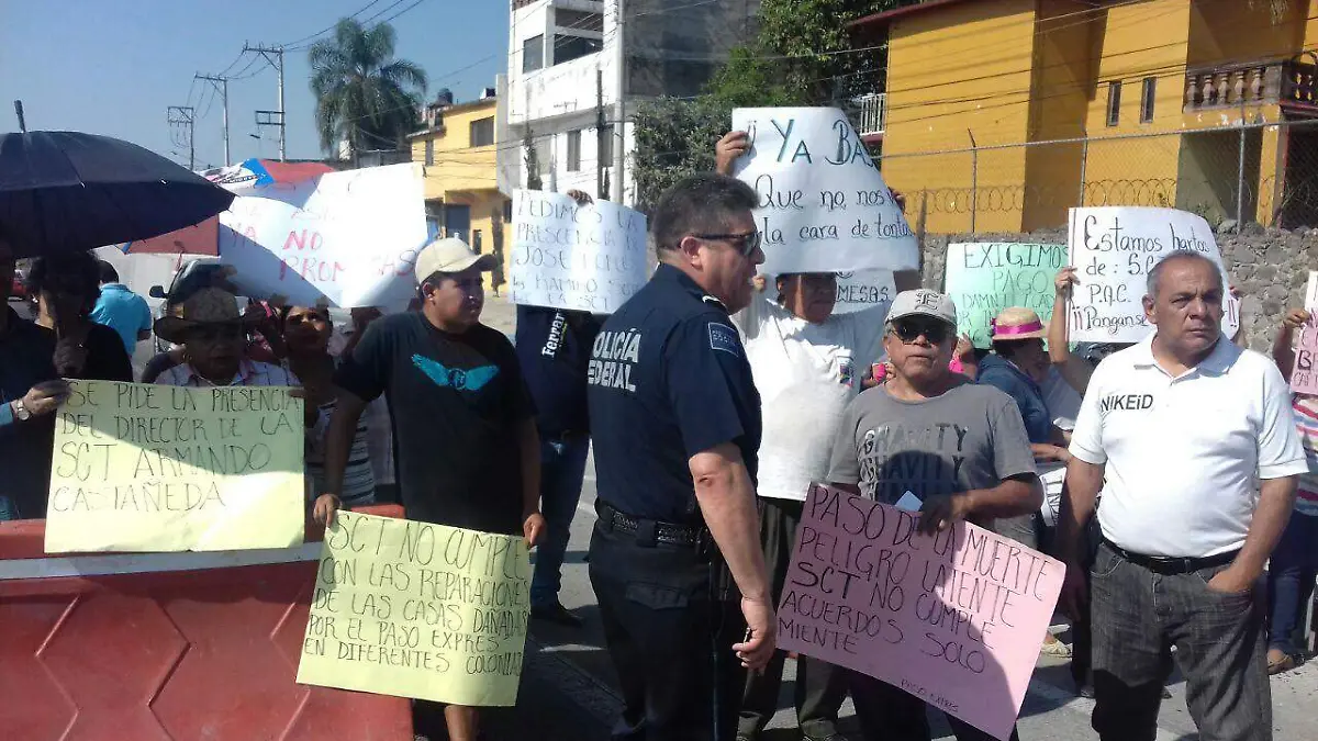 Manifestación en el Paso Exprés. Vecinos, exigen respuesta de la SCT y de la empresa Aldesa.