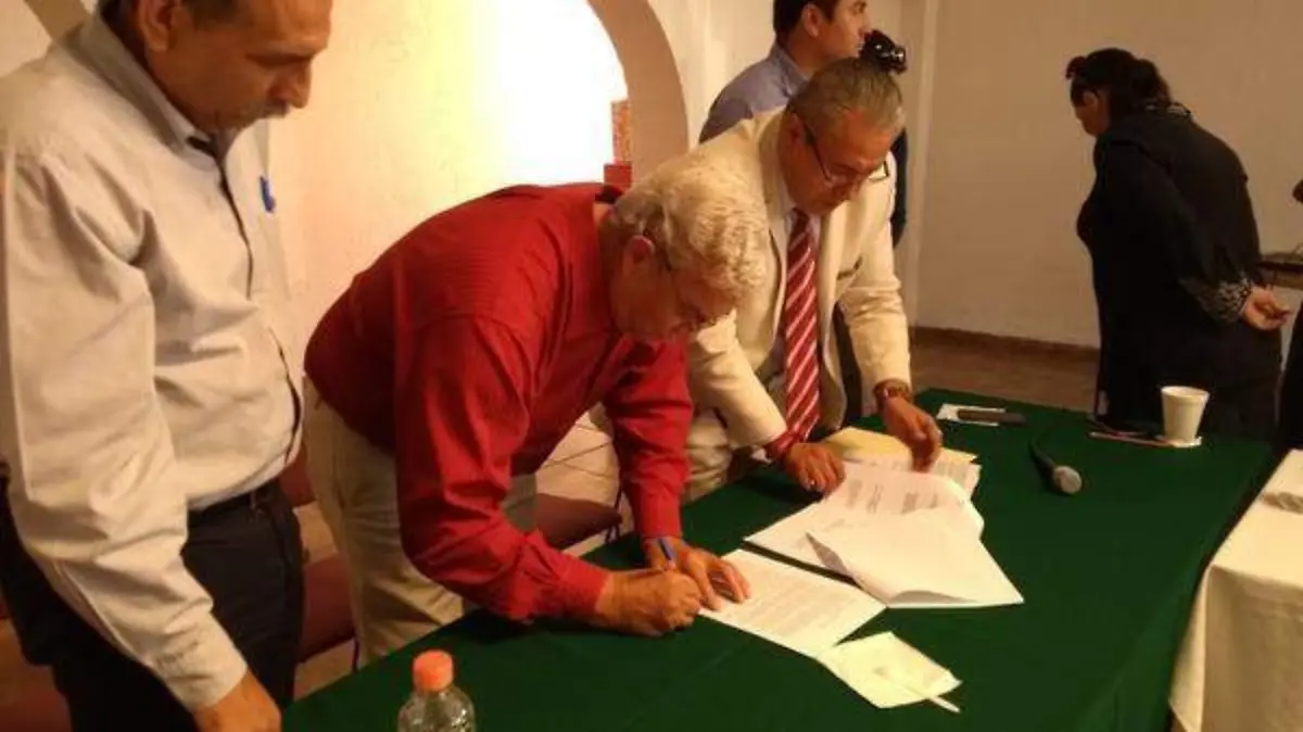Gustavo Gutiérrez,, Ramón Rosales y autoridades municipales educativas e integrantes del patronato Dulce Gaviña