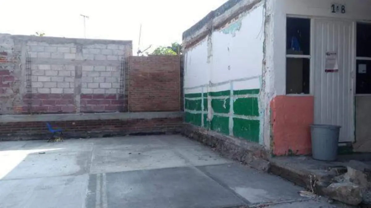 La empresa constructora informó a los padres que sólo se entregaría el piso de la entrada del plantel, pero no el total de la escuelaOFELIA ESPINOZA