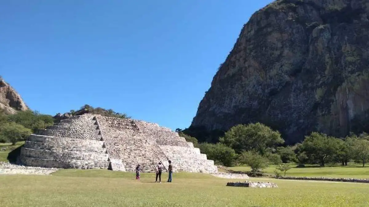 Al igual que El Tepozteco, la zona arqueológica de Chalcatzingo se encuentra bajo resguardo del INAH