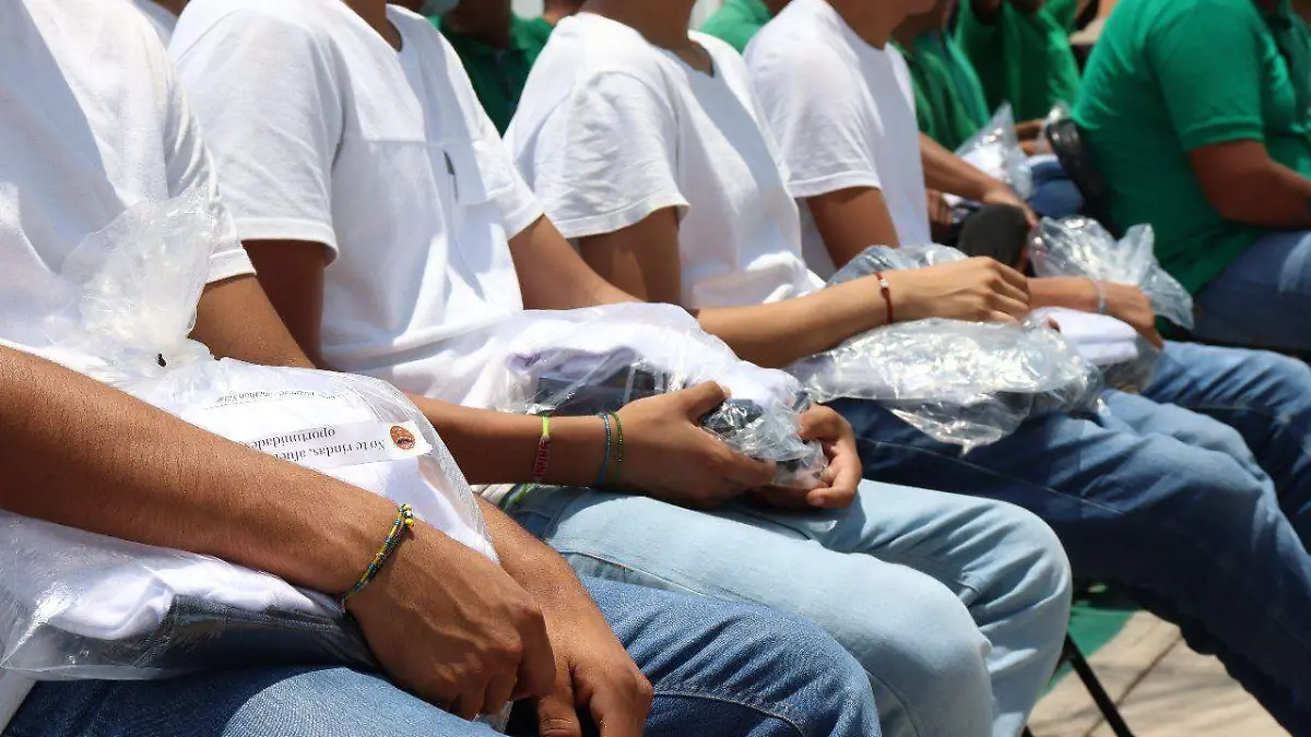 jóvenes-reciben-apoyo-froylán