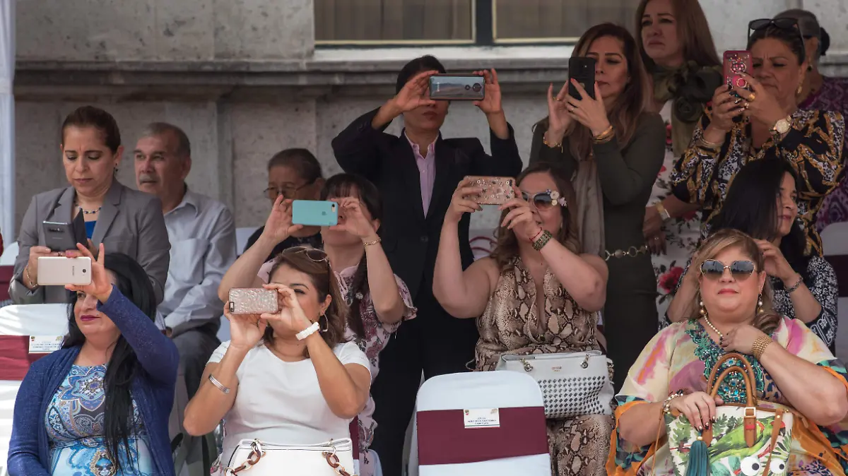 Uso de celular causa epidemia de miopía