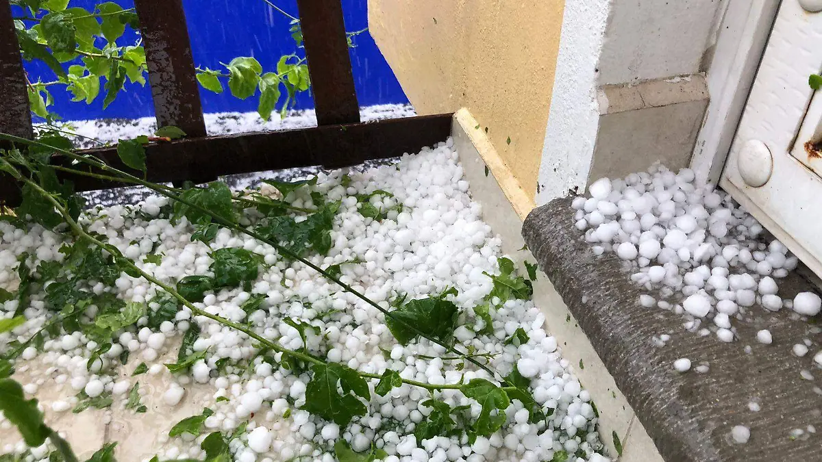 Granizada pinta de blanco la zona norte de Cuernavaca 