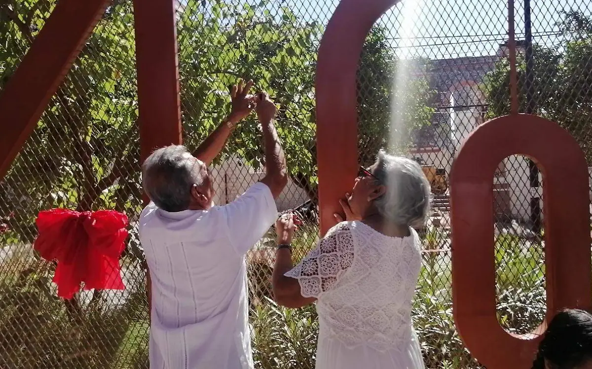 Fue colocado el primer candado por una pareja del municipio con 50 años de matrimonioAYUNTAMIENTO DE JOJUTLA