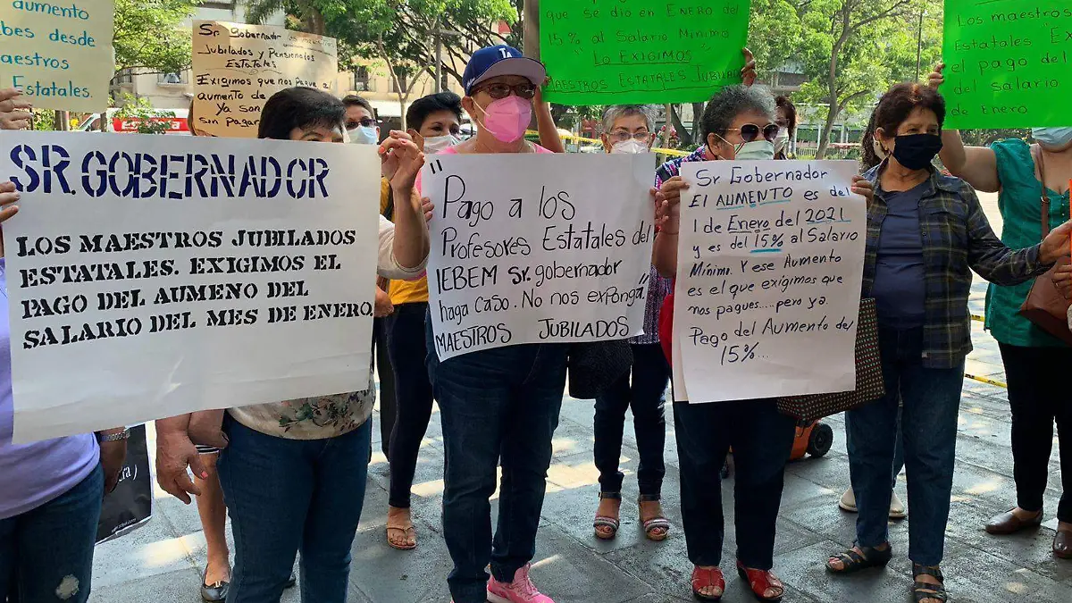 Docentes jubilados se manifiestan en Palacio de Gobierno