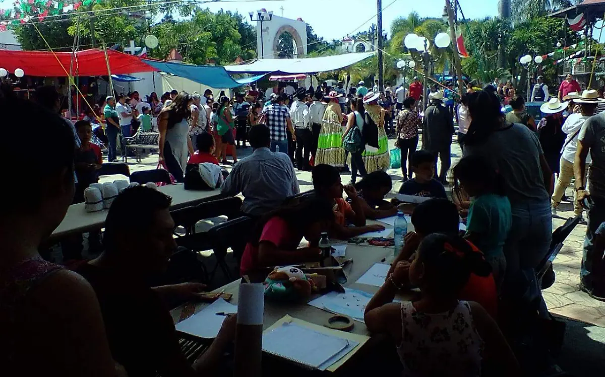 La explanada y calles del municipio se llenaron de coloridoCORTESÍA