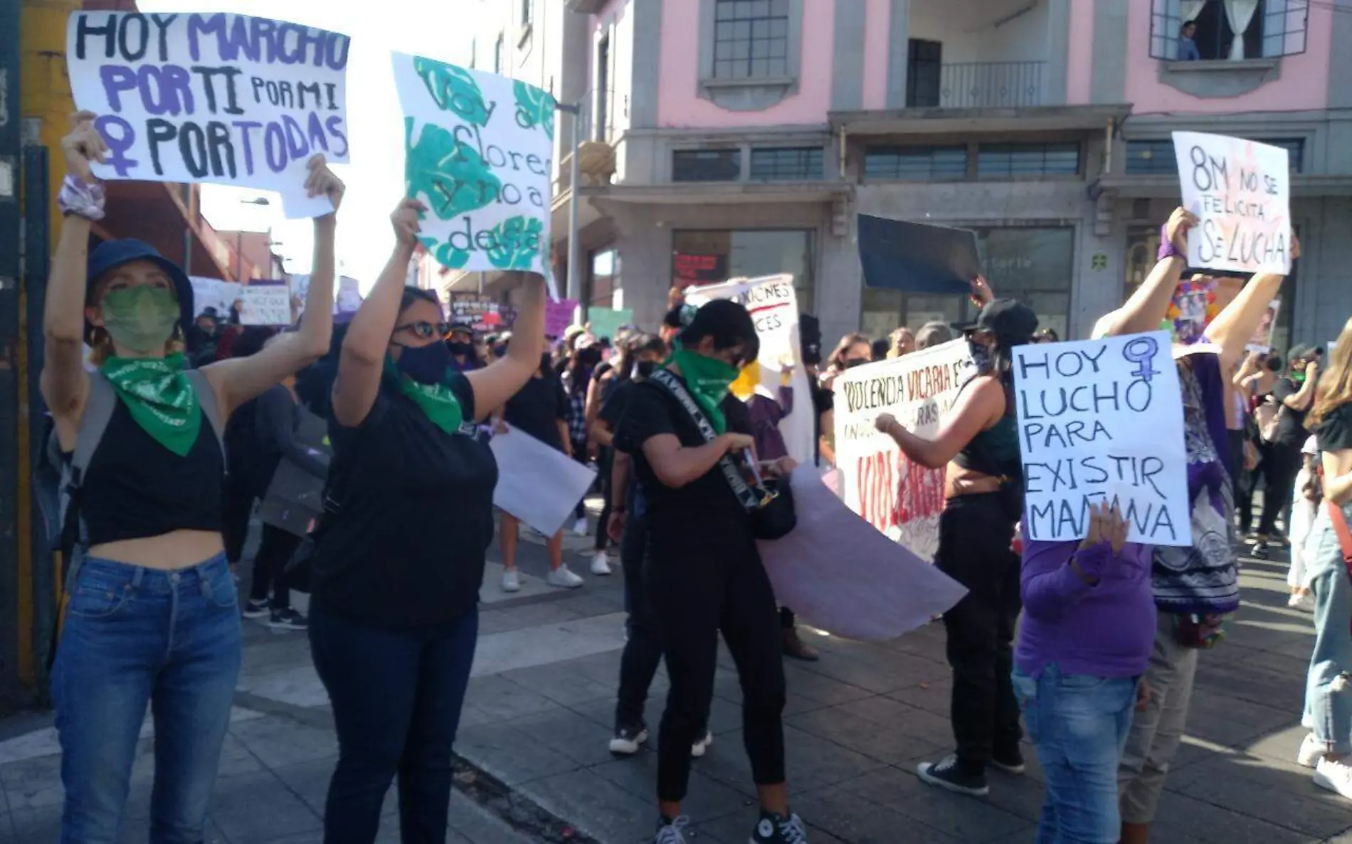 Feministas-marcha-cartulinas