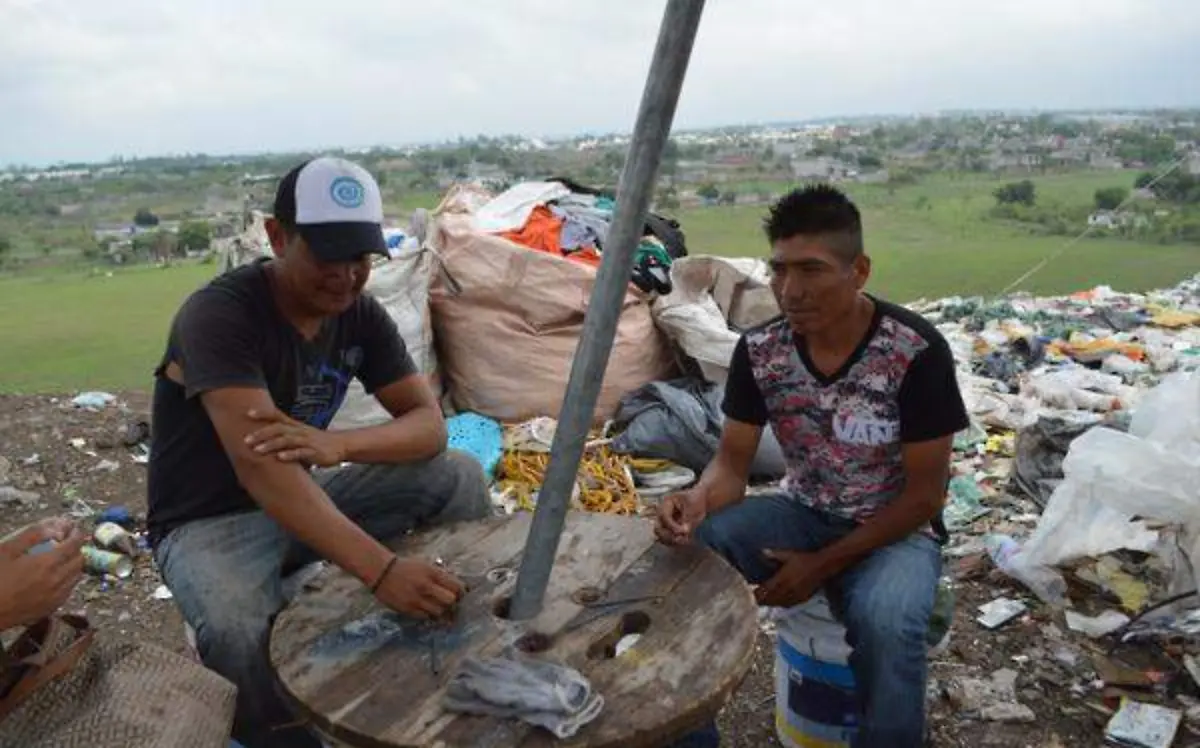 Carlos Vergara y Elías Vergara trabajan en La Perseverancia al no encontrar otra opción para susbsistir