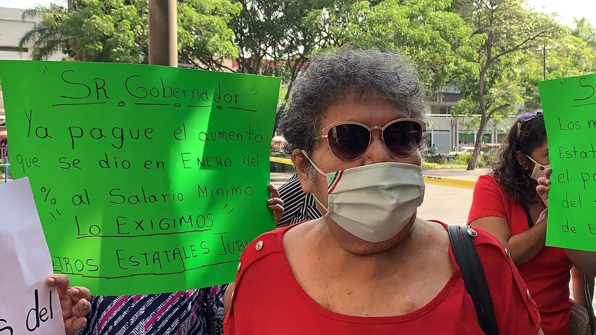Docentes jubilados se manifiestan en Palacio de Gobierno