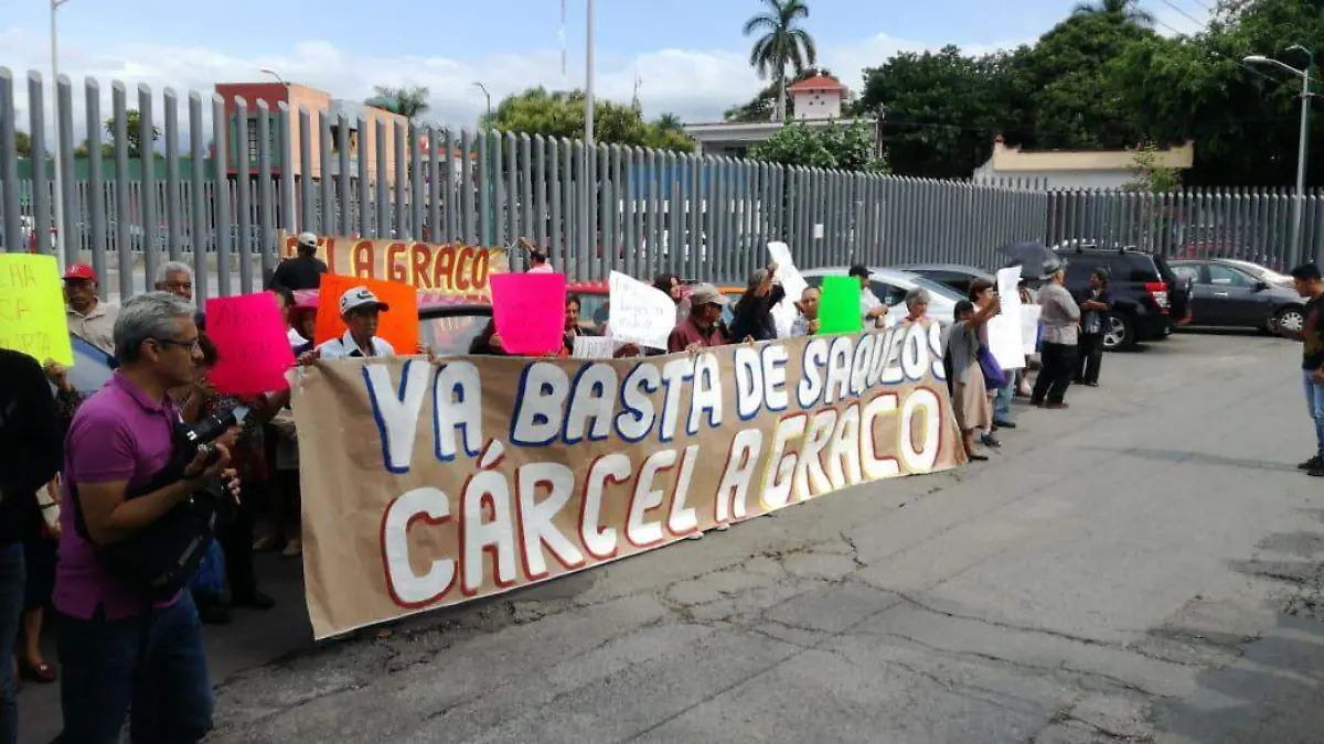 Integrantes de la asociación Gustavo Salgado en el Congreso del Estado de Morelos