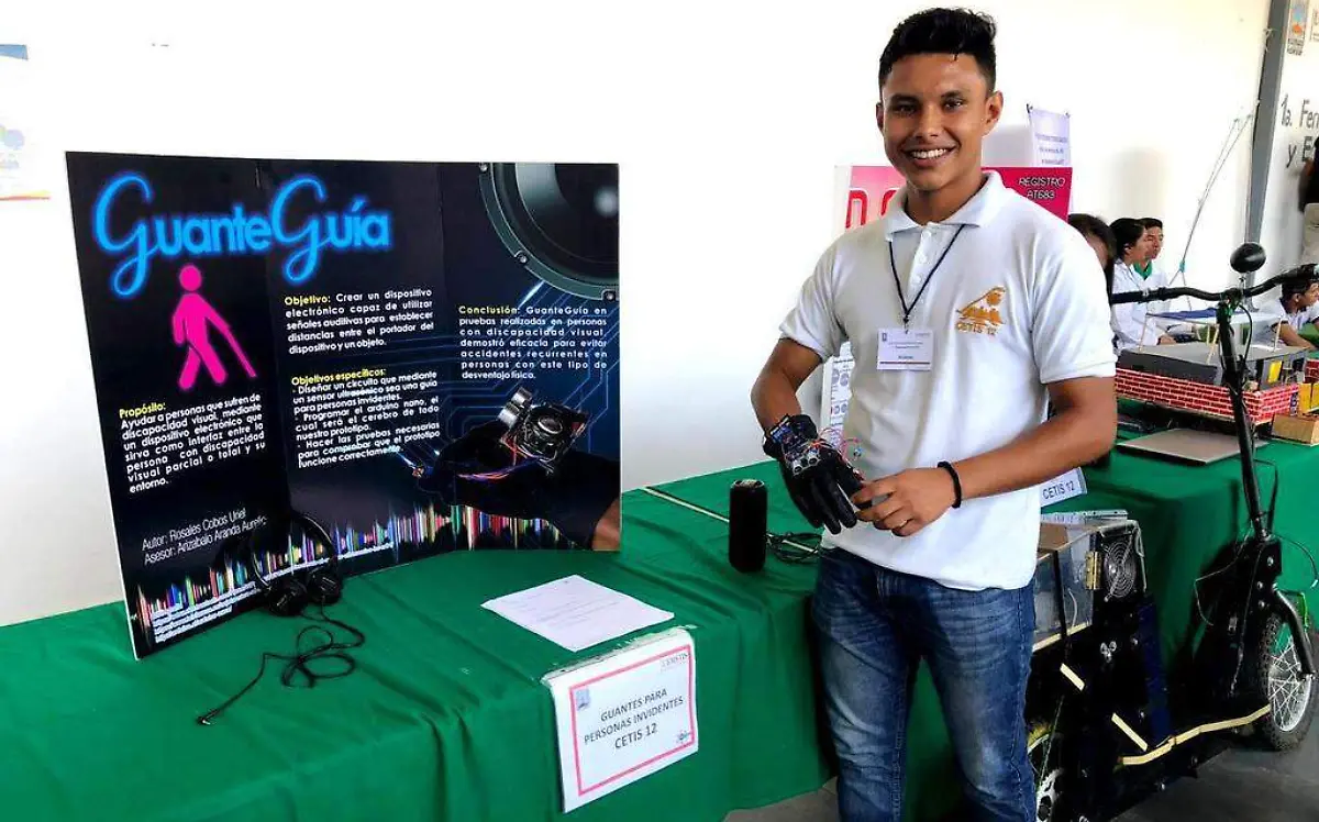 Inventa estudiante un guante lazarillo