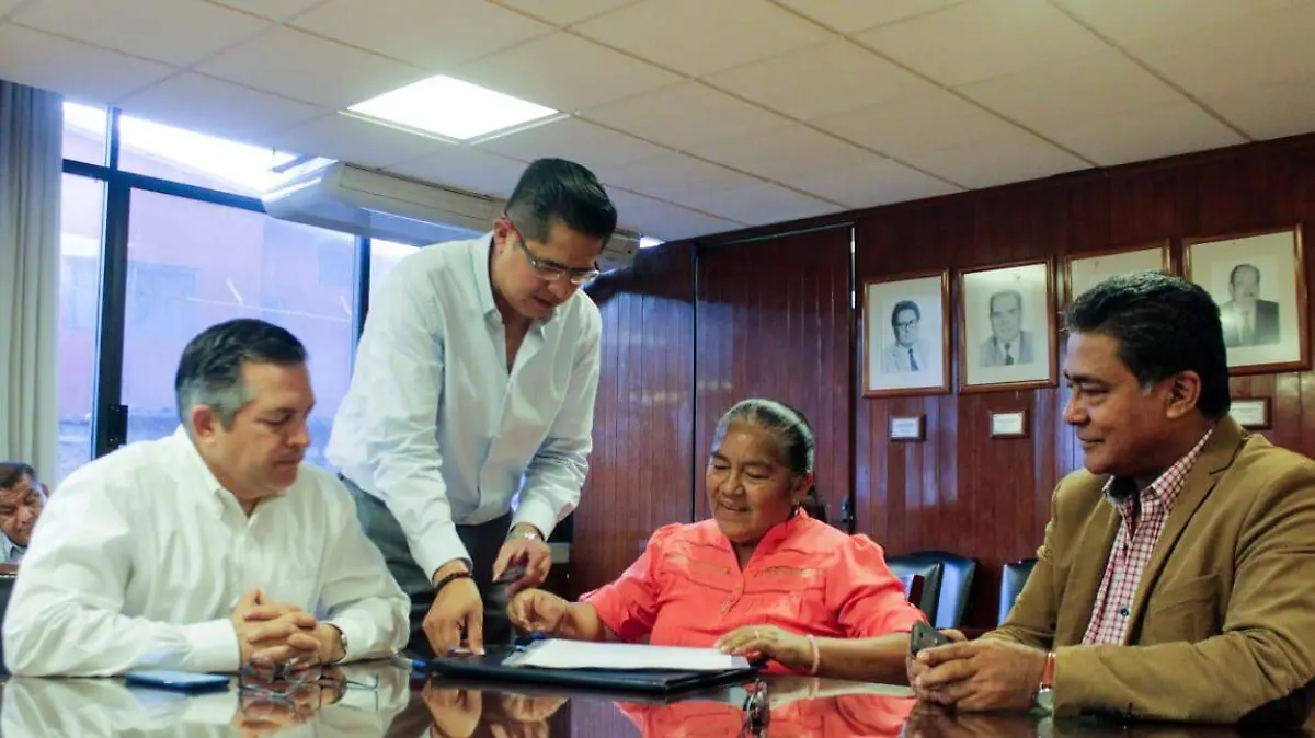 erardo Cortina Mariscal, notario público número 12 , el director general del IEBEM, Eliacin Salgado  edil temixquense Juana