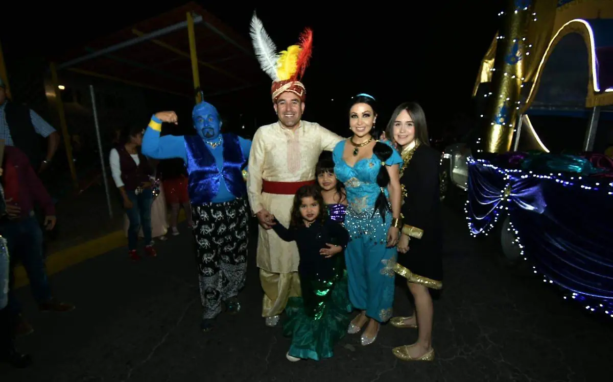 Agustín Alonso se disfrazó de Aladino, y su esposa Johalin Meza, de JazmínCORTESÍA AYUNTAMIENTO DE YAUTEPEC