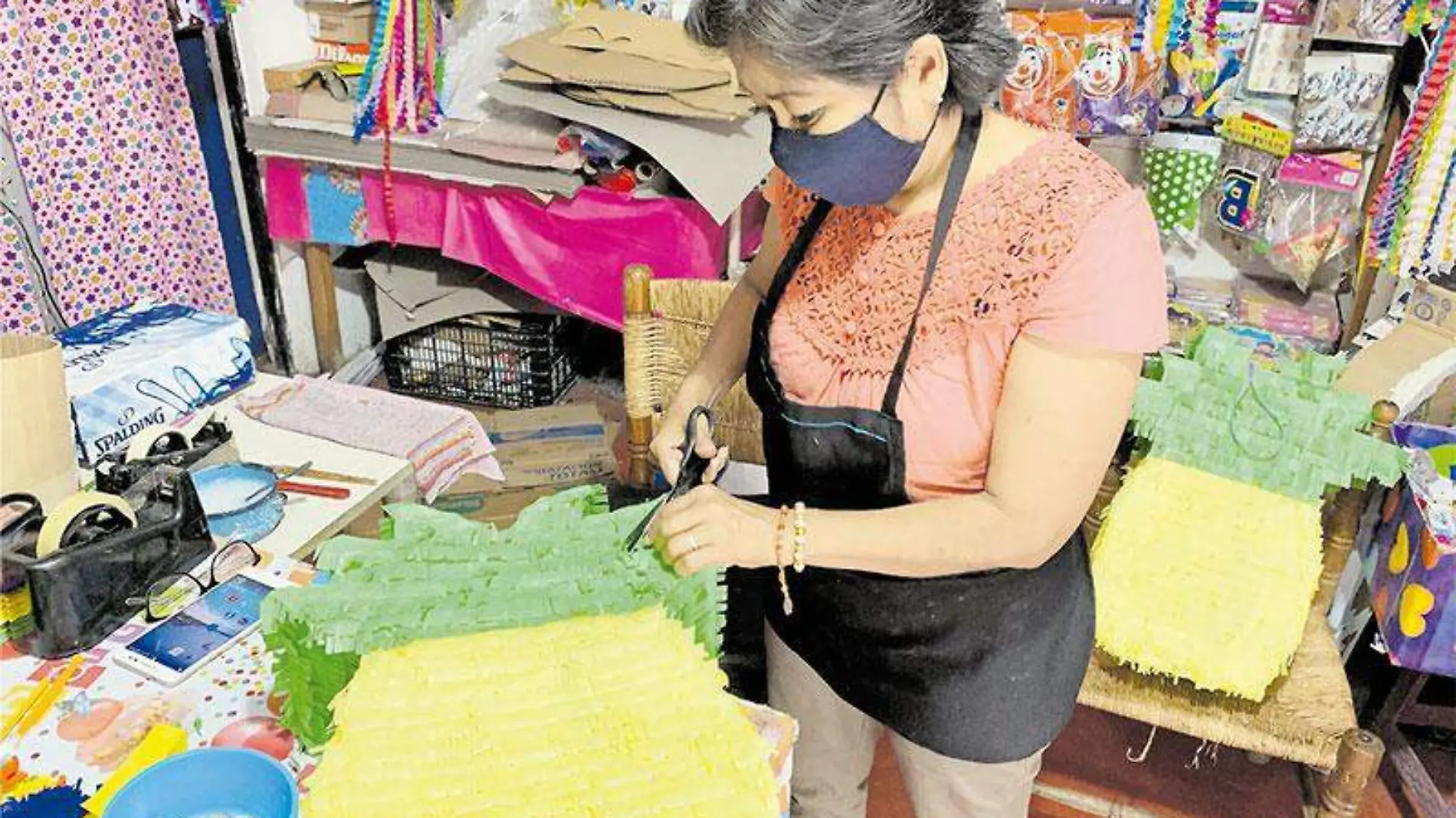 la-familia-de-maría-luisa-alvarado-se-dedidca-a-la-elaboración-de-piñatas