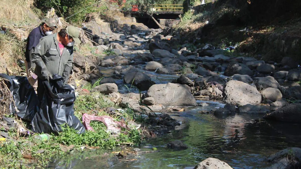 Trabajadores retiran basura de la Barranca Puente Blanco en Ciudad Chapultepec Cuernavaca