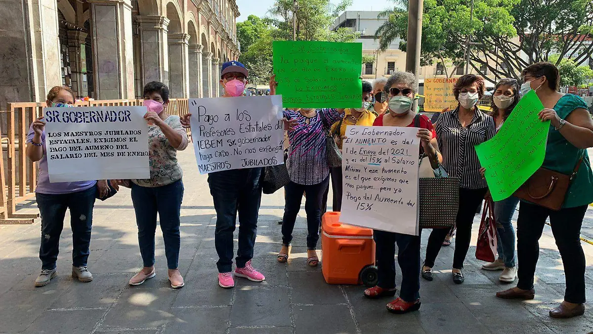 Docentes jubilados se manifiestan en Palacio de Gobierno