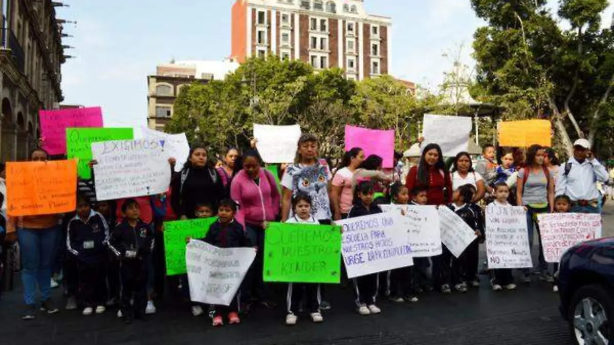 Padres de familia exigen una solución a la desaparición del recurso para la reconstrucción del kínder Karen Sánchez
