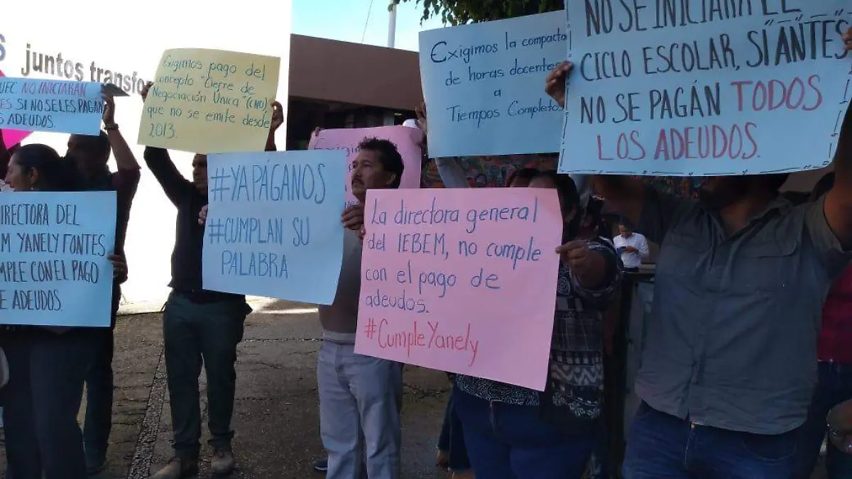 Manifestación de maestros normalistas en el IEBEM