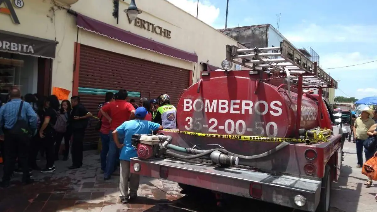 Se desprende techo en tienda de ropa Cuautla