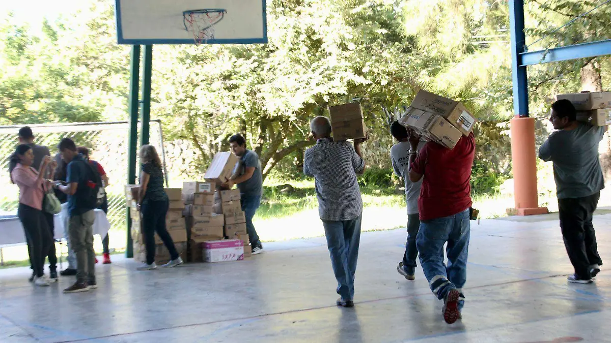 entrega-útiles-escolares-agustín