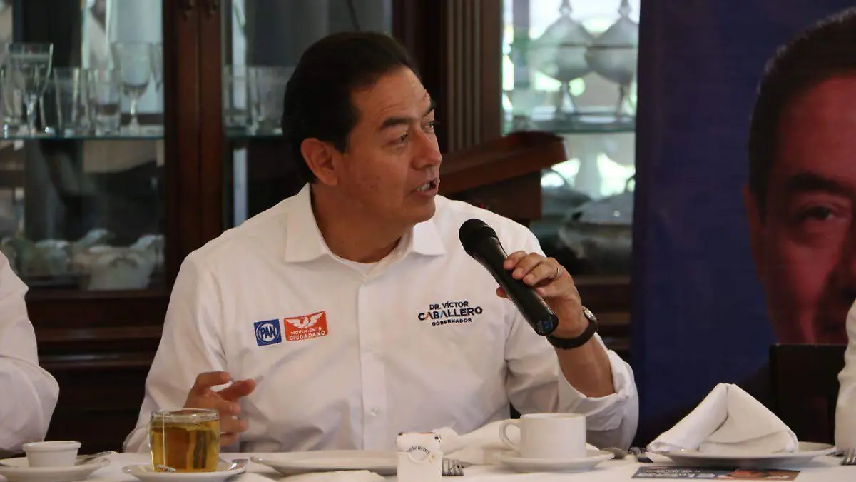 Víctor Caballero con transportistas