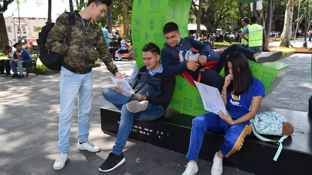 Jóvenes en Plaza de Armas