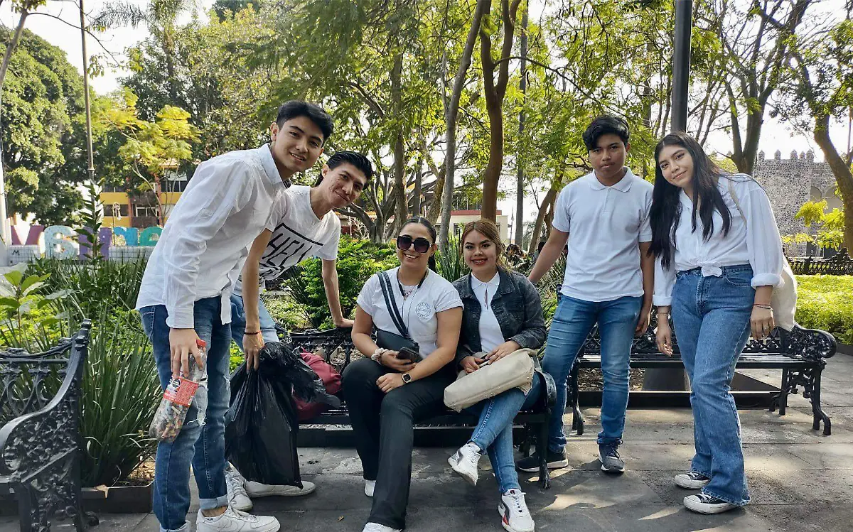jóvenes-reciclaje-colillas-agustín