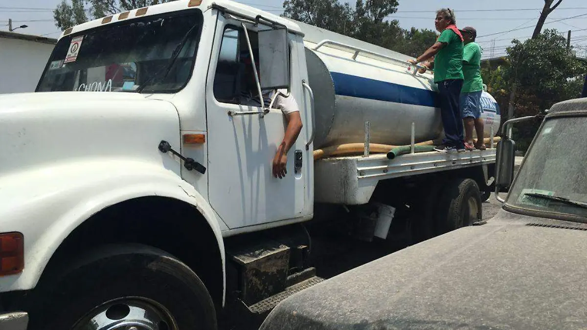 pipas-de-agua-en-patios-de-la-estacion
