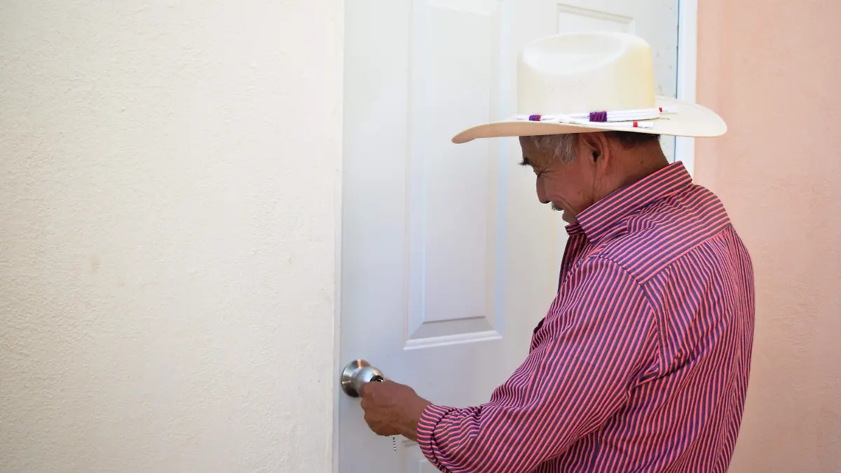 Después de casi cuatro meses de dar varias vueltas, entregar documentos y sacar copias, la señora Ernesta Petra Castillo Aragón y su esposo Gonzalo Borbotillo Ortiz pudieron llegar a su nuevo hogar