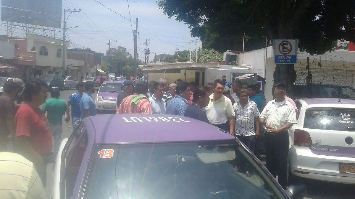 Manifestación de taxistas en la colonia Carolina de Cuernavaca