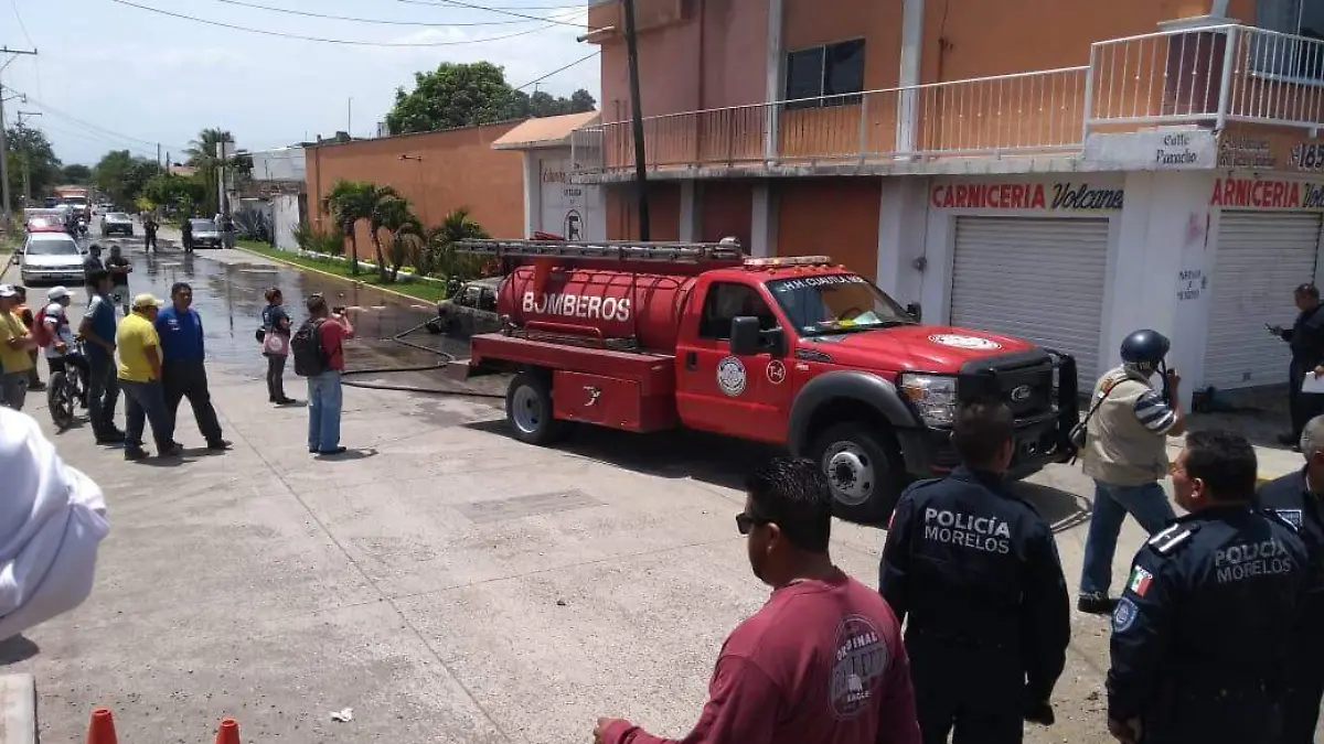 Icendian dos vehículos en la calle Lázaro Cárdenas de Cuautla (5)