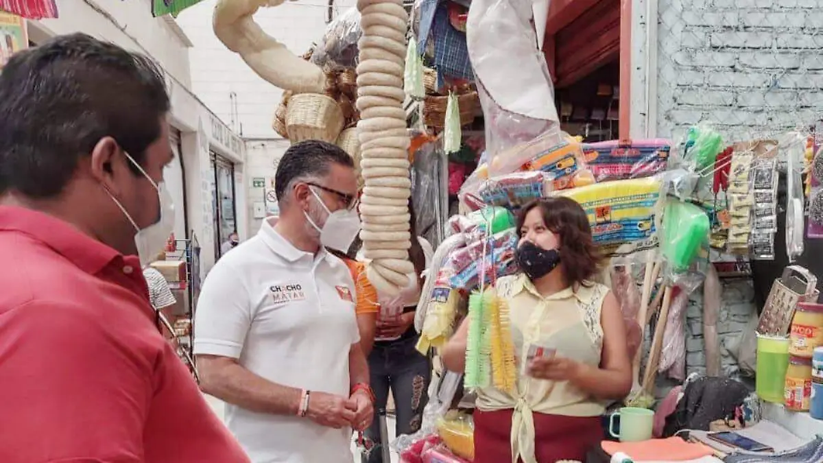 Chacho Mátar visita el mercado de la Selva 