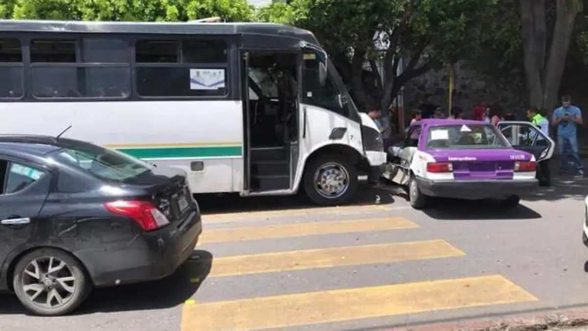 Muere taxista en la avenida Palmira