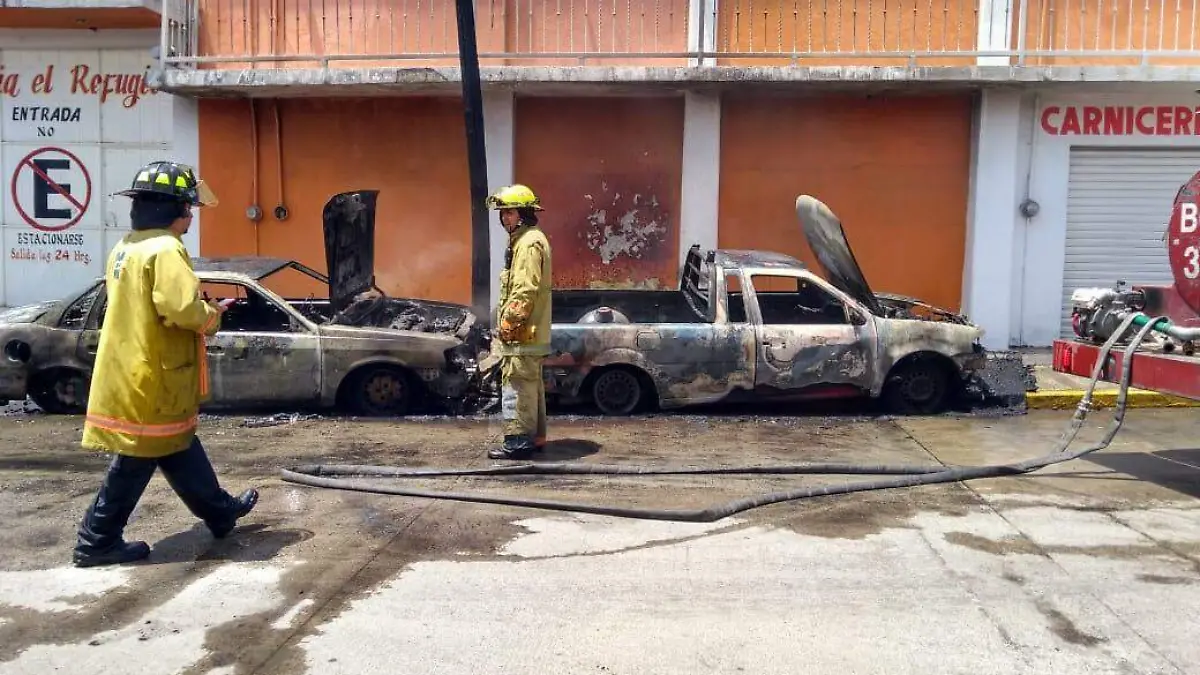 Incendian dos vehículos en la calle Lázaro Cárdenas de Cuautla