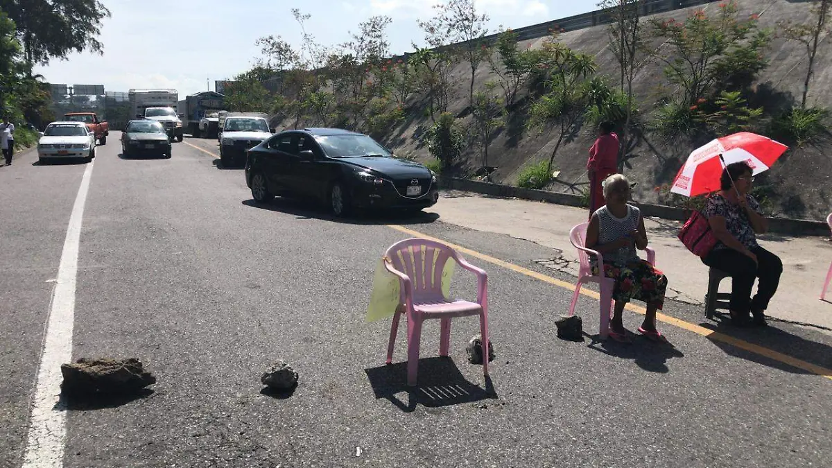 Bloqueo en Acapantzingo (2)