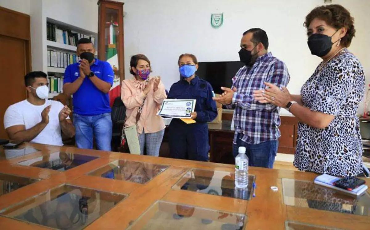 reconocen-a-mujer-policia